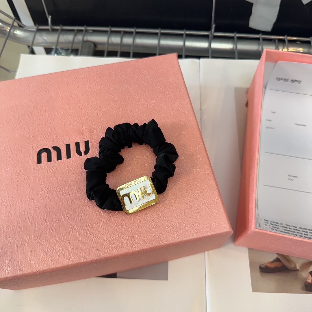 NO:281464,P with packaging box miumiu new letter hair ring is simple and elegant, practical and versatile, worth buying!  Hair accessories, hairpins, miumiu, hairpins19860909P 配包装盒 miumiu新款字母发圈 简单优雅,实用百搭,值得入手！发饰,发夹,miumiu,hairpins,accessory
