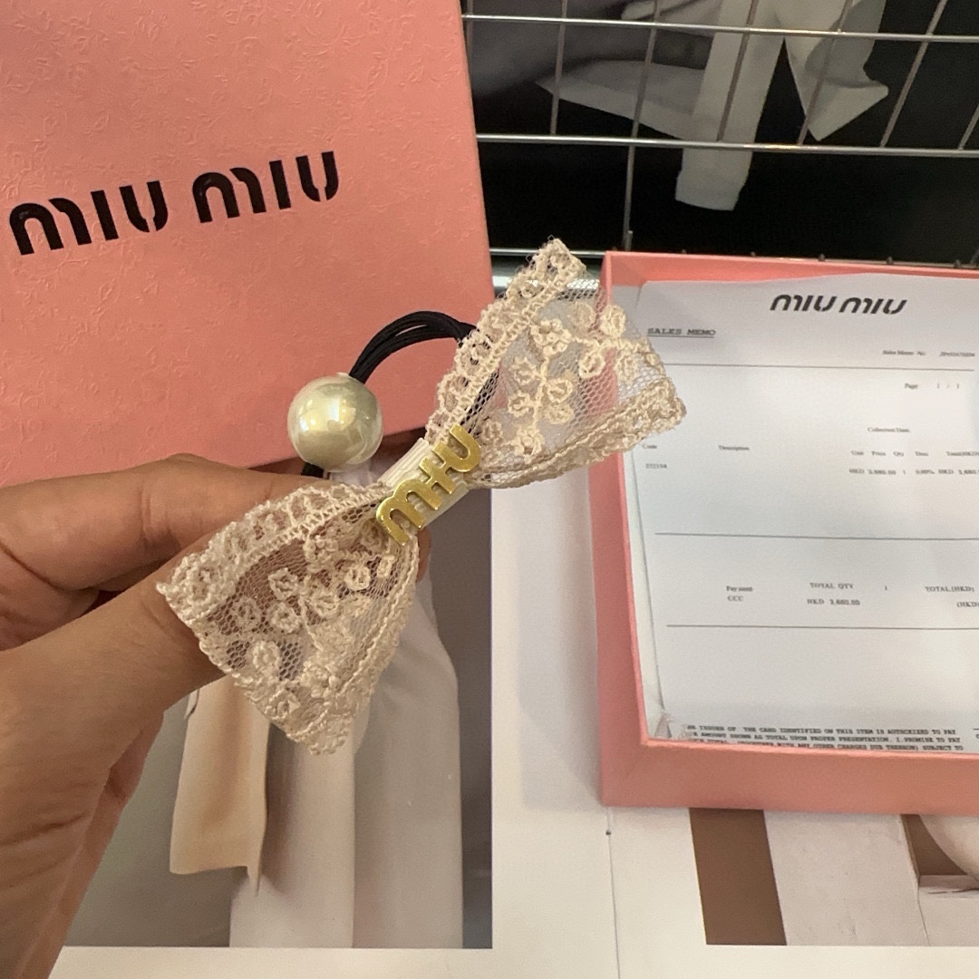 配包装盒miumiu新款字母发圈简单优雅实用百搭值得入手！黑米两色