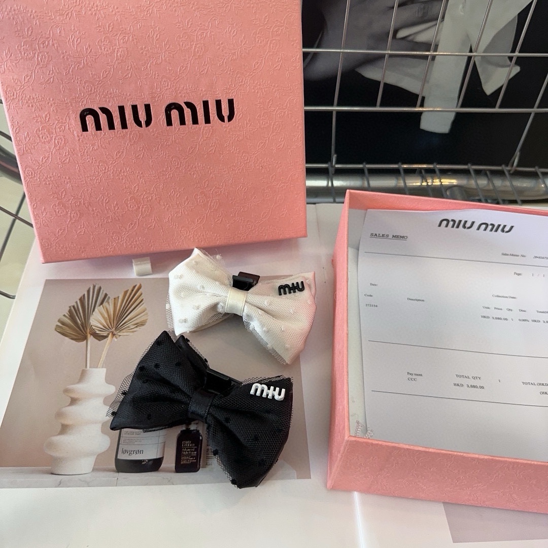 配包装盒miumiu新款字母抓夹简单优雅实用百搭值得入手！黑白两色