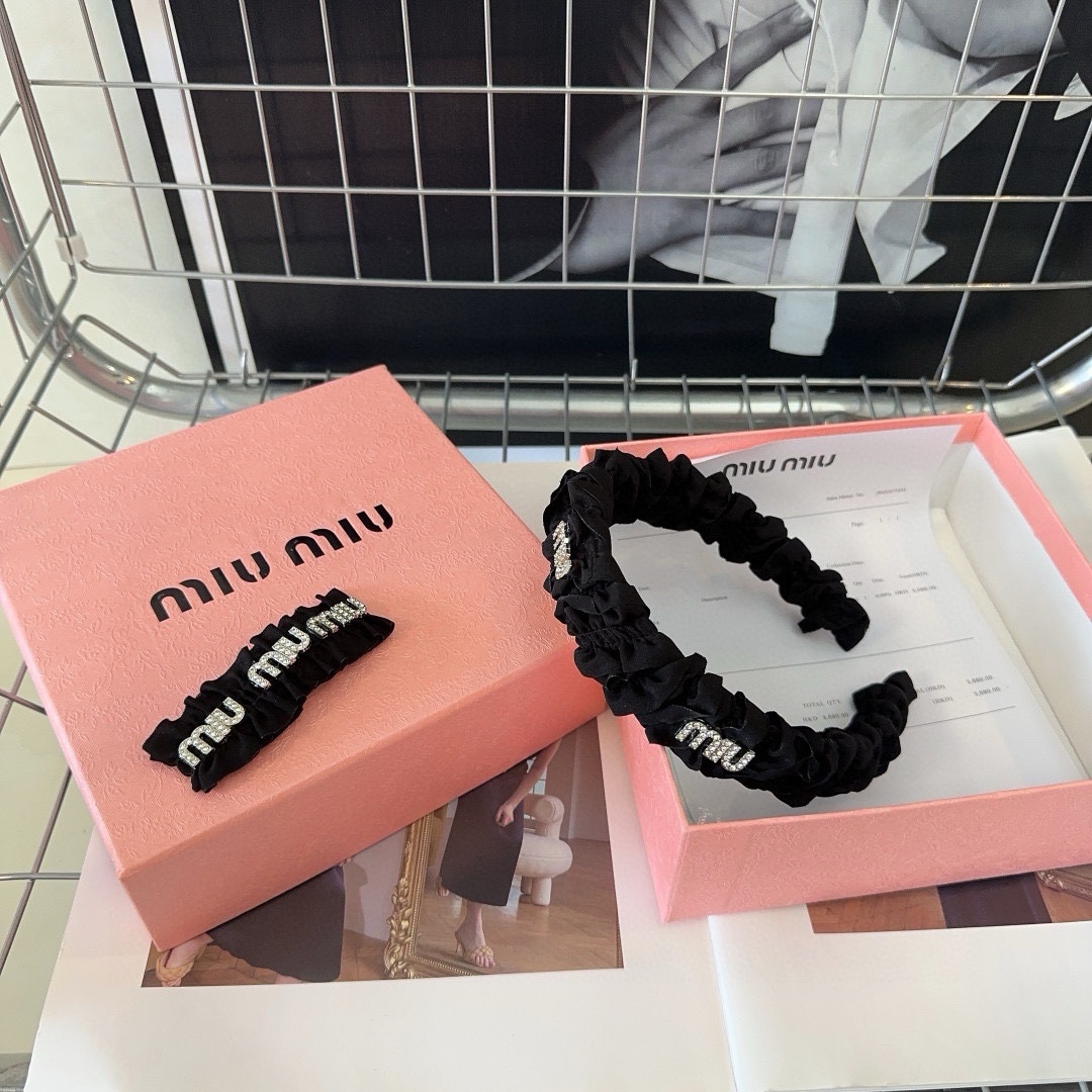 NO:281622,P with packaging box (two-piece set) Miumiu new letter hairpin hairband is simple and elegant, practical and versatile, and is very worth buying!  Hair accessories, hairpins, miumiu, hairpins19860909P 配包装盒（两件套） miumiu新款字母发夹发箍 简单优雅,实用百搭,非常值得入手！发饰,发夹,miumiu,hairpins,accessory