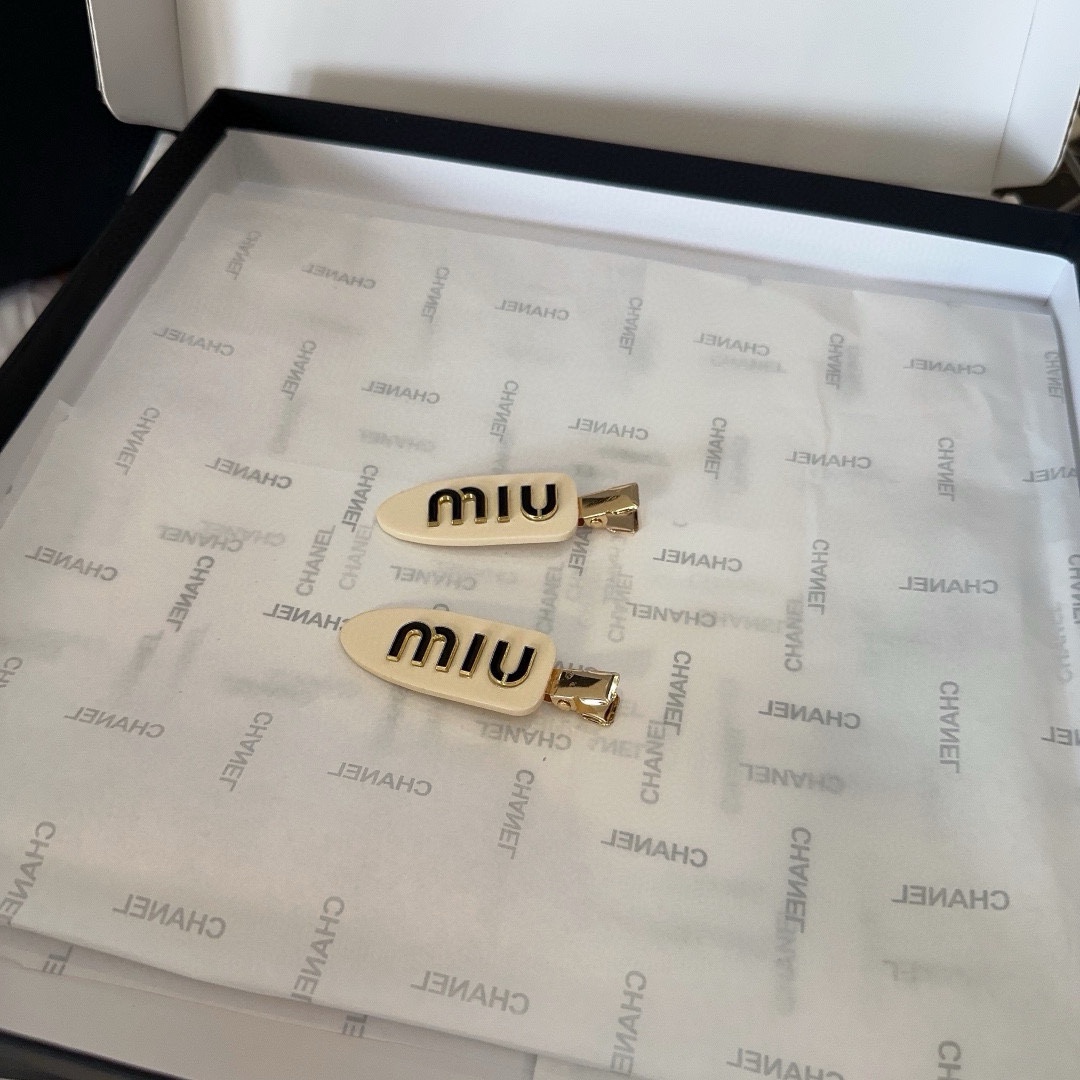 配包装盒miumiu新款叶子边夹刘海夹简单优雅实用百搭值得入手！黑白粉3色