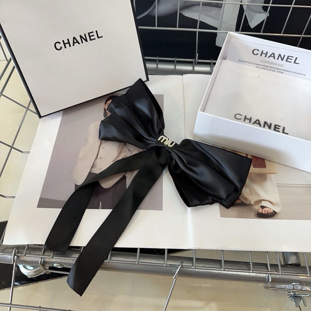 NO:282047,P packing box miumiu new letter spring top clip, simple and elegant, practical and versatile, full of lady temperament, essential hair accessories for young ladies, hairpins, miumiu, hairpins19860909P 配包装盒 miumiu新款字母弹簧顶夹,简单优雅,实用百搭,淑女气质十足,小姐姐必备发饰,发夹,miumiu,hairpins,accessory