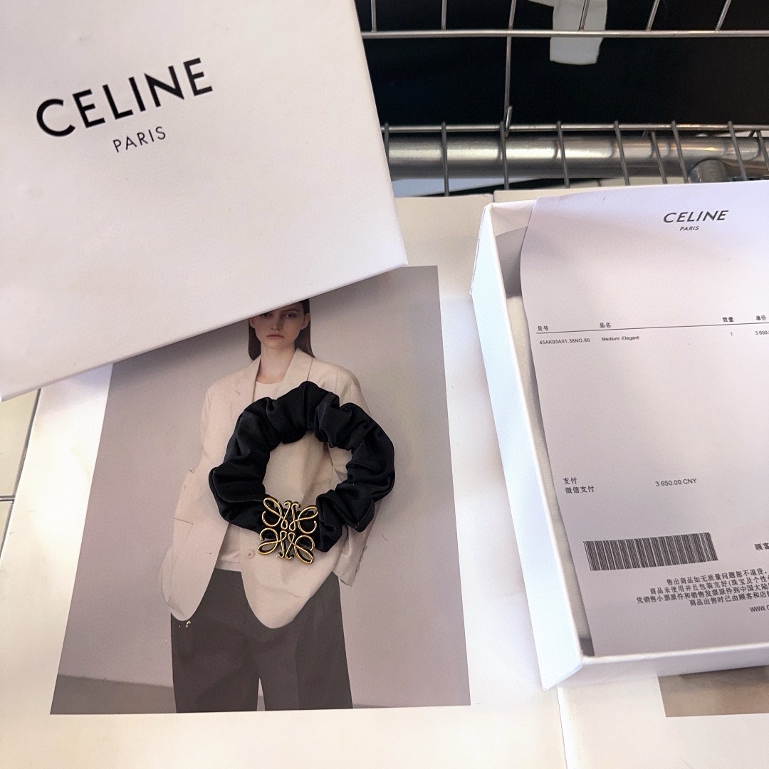 NO:282030,P with packaging box Loewe (Luo Yiwei) letter posting, a popular internet celebrity!  Fashionable products, simple and generous, essential items for human hands, hairpins, loewe, loewe, hairpins19860909P 配包装盒 Loewe(罗意威)字母发圈,网红爆款！时尚潮品,简单大方,人手必备单品发饰,发夹,loewe,loewe,hairpins,accessory