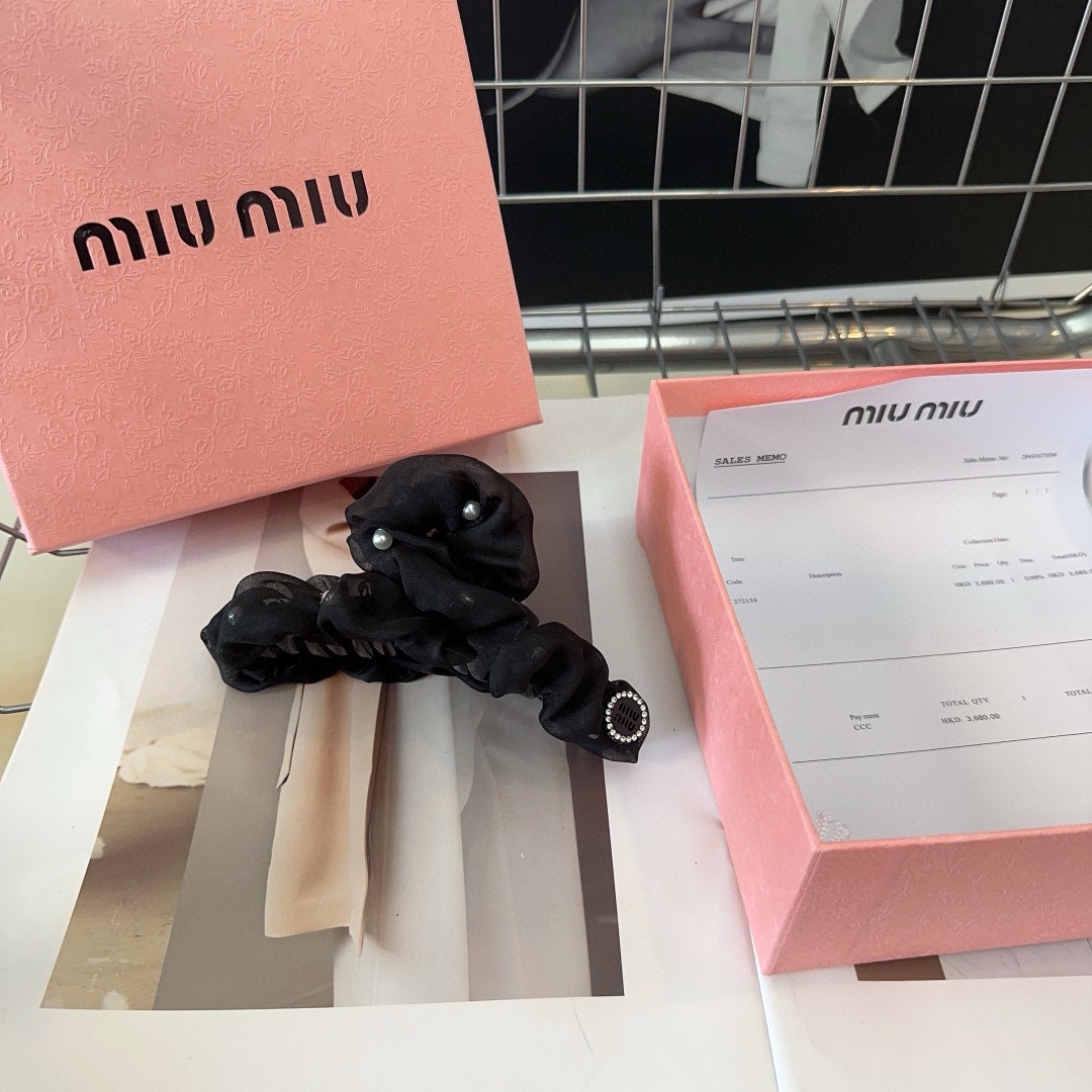 配包装盒miumiu新款字母抓夹简单优雅实用百搭值得入手！