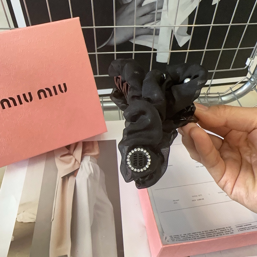 配包装盒miumiu新款字母抓夹简单优雅实用百搭值得入手！