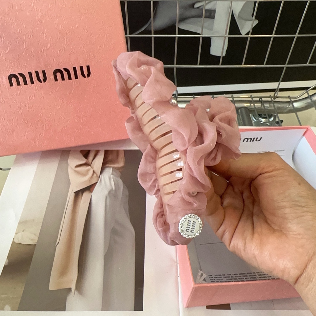 配包装盒miumiu新款字母抓夹简单优雅实用百搭值得入手！