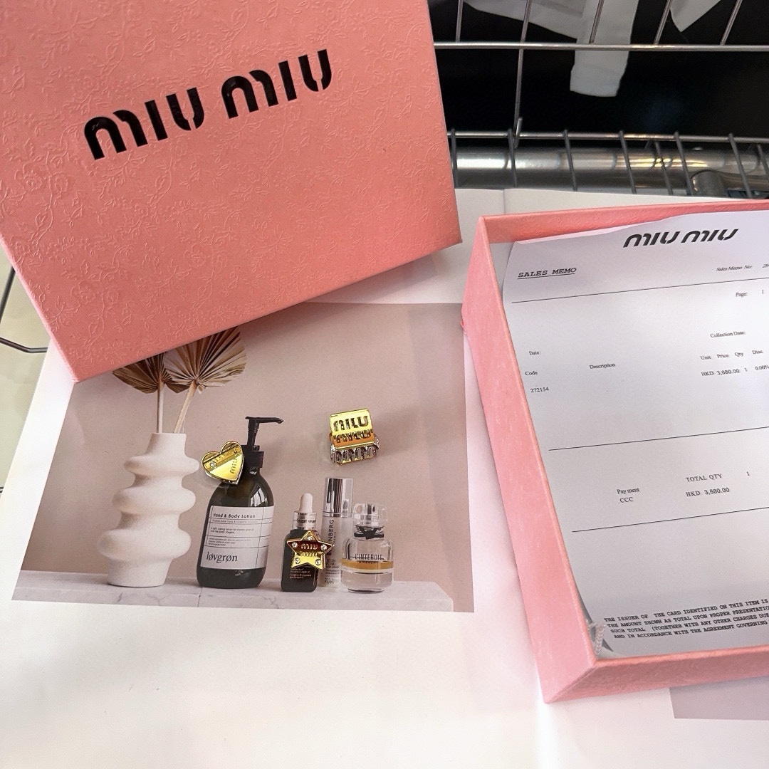 NO:282523,P with packaging box (three-piece set) Miumiu new bang clip small grab clip simple and elegant, practical and versatile, worth buying!  Hair accessories, hairpins, miumiu, hairpins19860909P 配包装盒（三件套） miumiu新款刘海夹小抓夹 简单优雅,实用百搭,值得入手！发饰,发夹,miumiu,hairpins,accessory