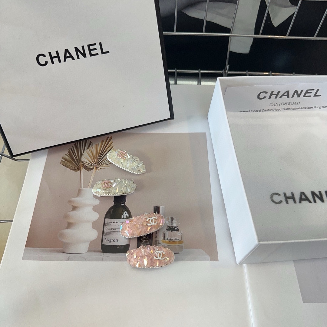 NO:282634,P with packaging box (one pair) Chanel (Chanel) latest hottest model, heavy handmade diamond edge clip bang clip, a beautiful one!  A must-have for fairies…hair accessories, hairpins, chanel, chanel, hairpins19860909P 配包装盒（一对） Chanel (香奈儿)最新小香爆款,重手工钻石边夹刘海夹,绝美的一款！小仙女必备…发饰,发夹,chanel,chanel,hairpins,accessory