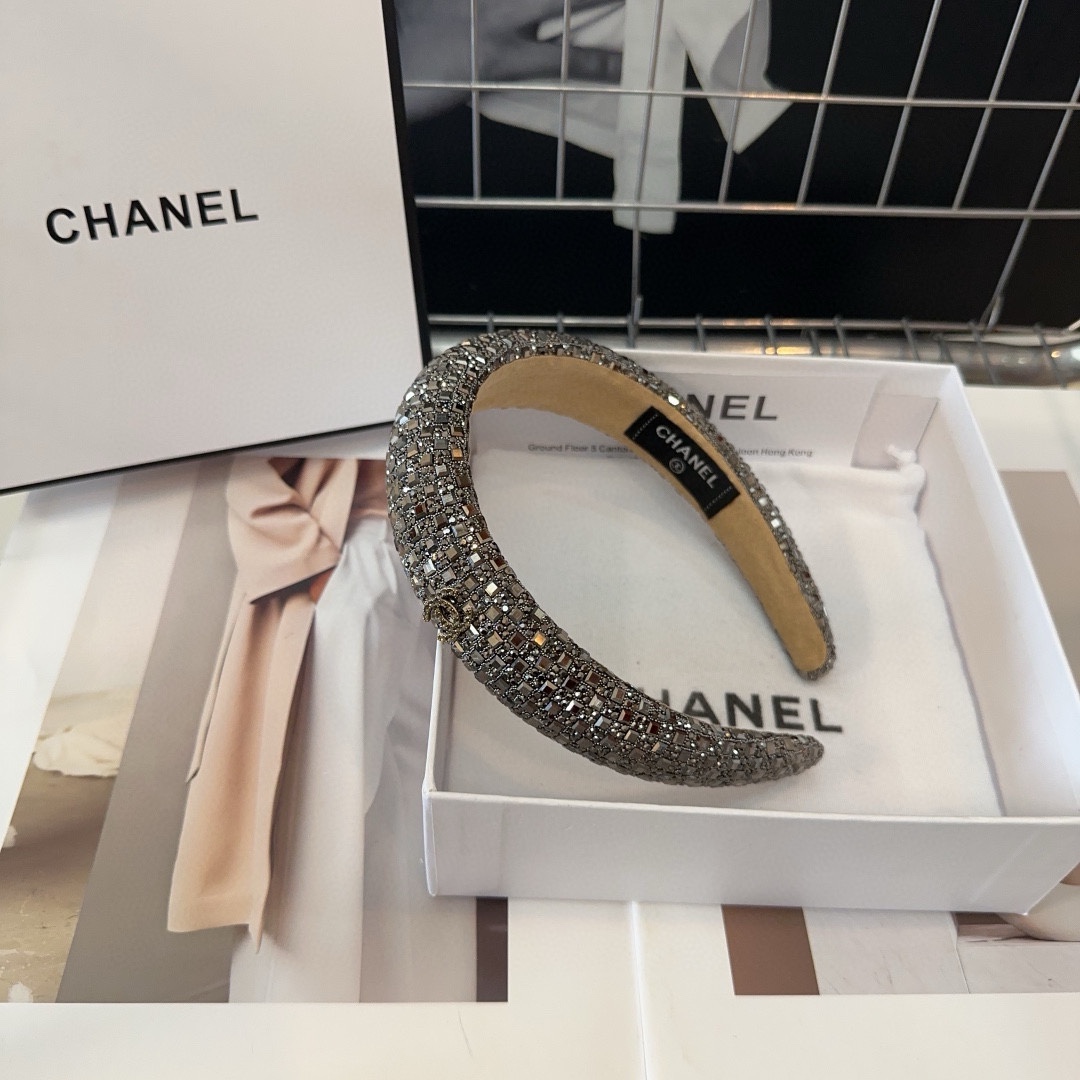 NO:282638,P with packaging box Chanel's latest small-scented diamond headband, super beautiful!  A very famous lady style, a must-have for a little fairy... Hair accessories, hairpins, chanel, chanel, hairpins19860909P 配包装盒 Chanel (香奈儿)最新款小香钻石发箍,超级好看！名媛范儿十足,小仙女必备…发饰,发夹,chanel,chanel,hairpins,accessory