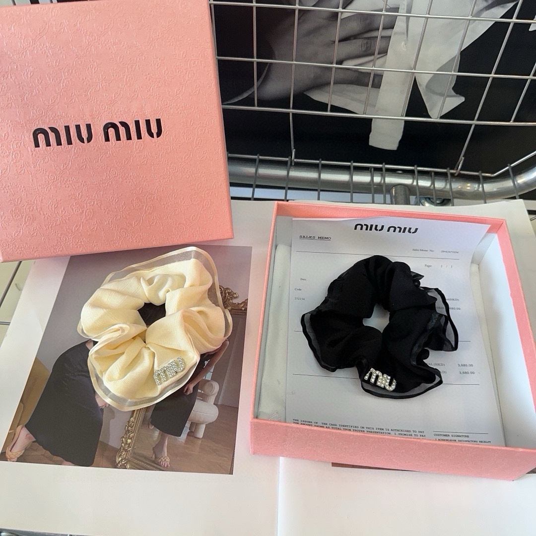 配包装盒miumiu新款字母发圈简单优雅实用百搭值得入手！黑米两色