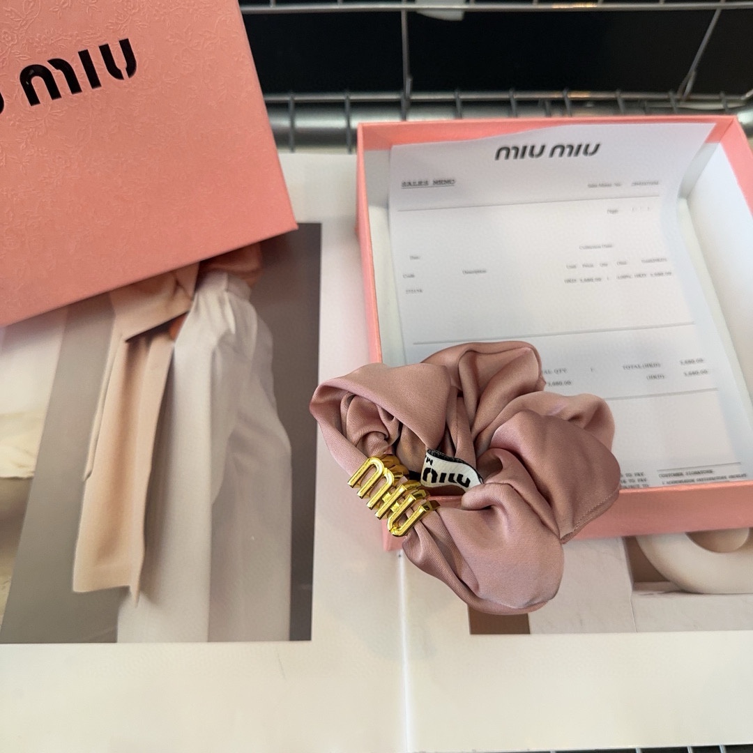 配包装盒miumiu新款字母发圈简单优雅实用百搭值得入手！黑粉两色