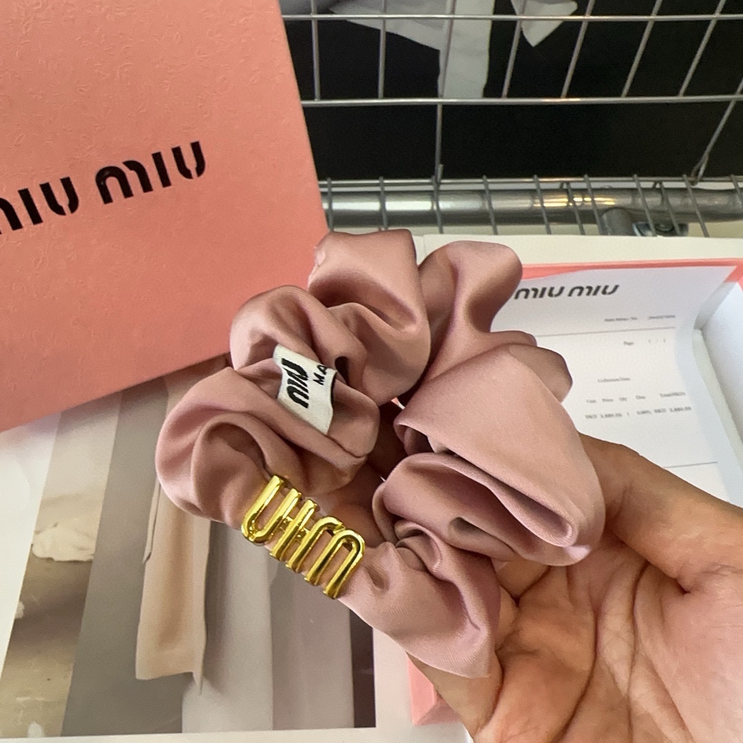 配包装盒miumiu新款字母发圈简单优雅实用百搭值得入手！黑粉两色