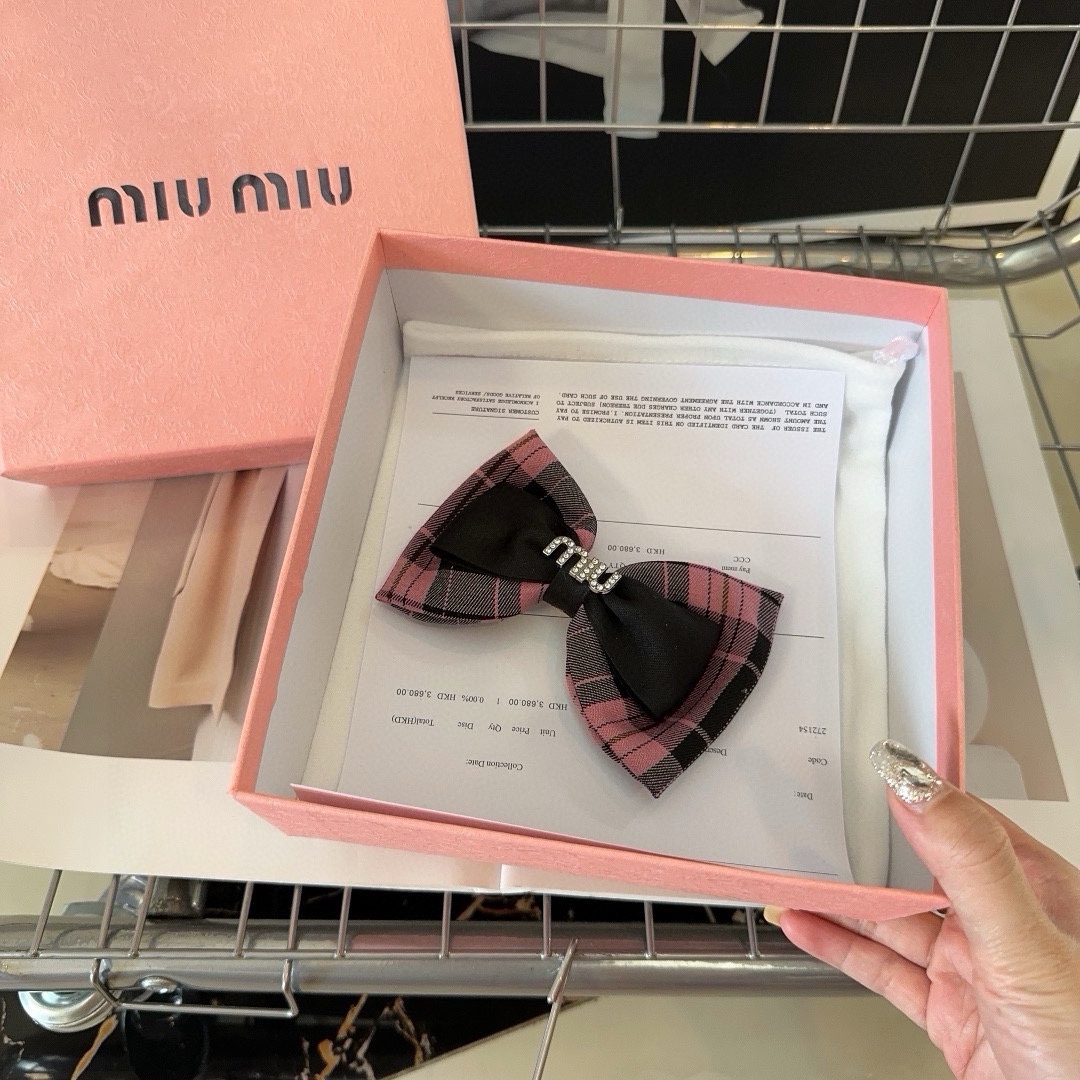 miumiu新款字母鸭嘴夹简单优雅实用百搭非常好看绝对值得入手！