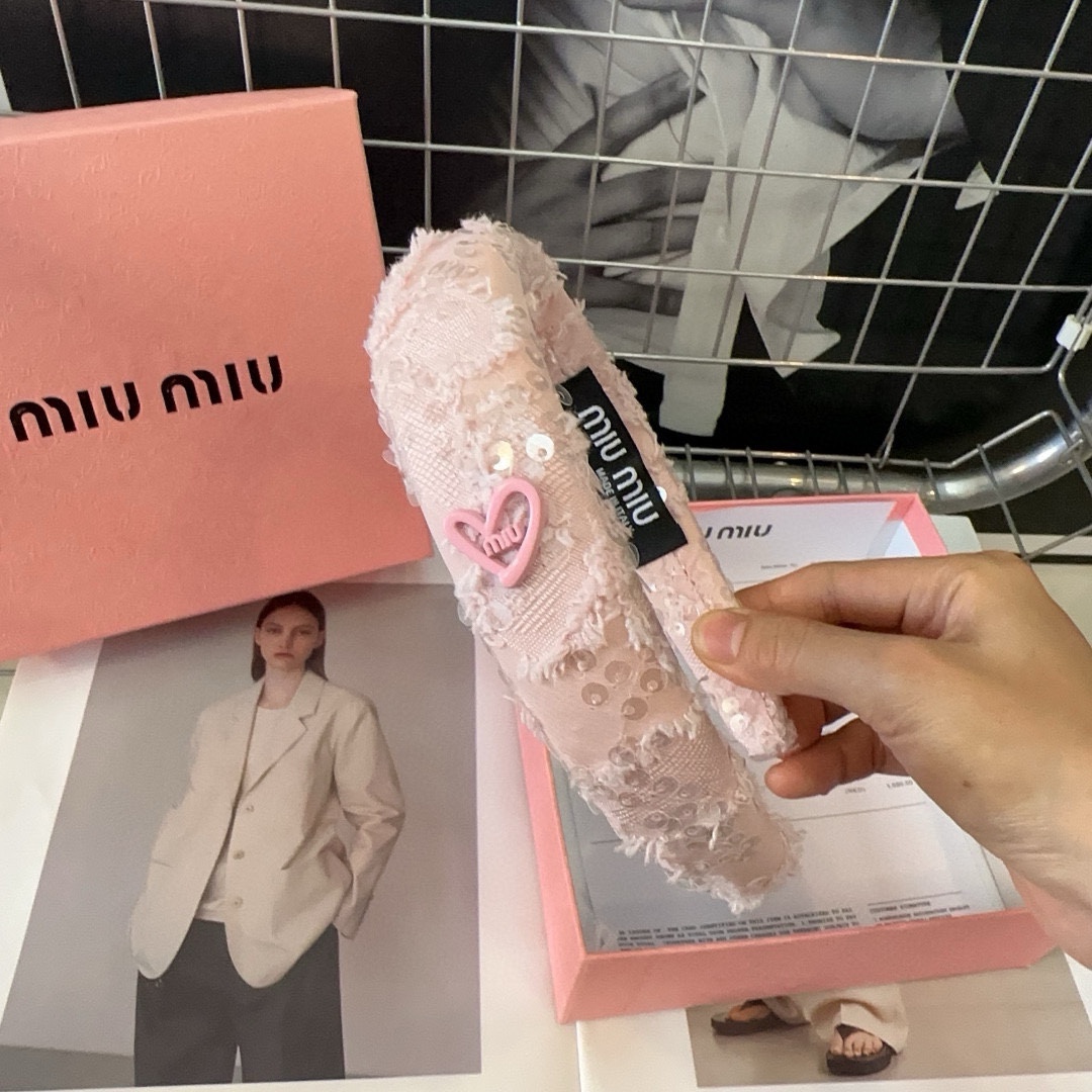 miumiu新款字母发箍简单优雅实用百搭值得入手！