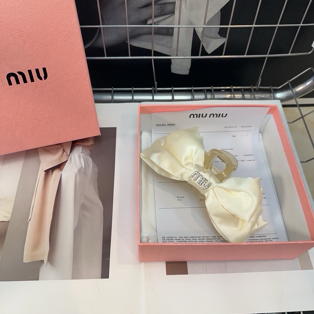 miumiu新款字母抓夹简单优雅实用百搭淑女范十足小仙女必备