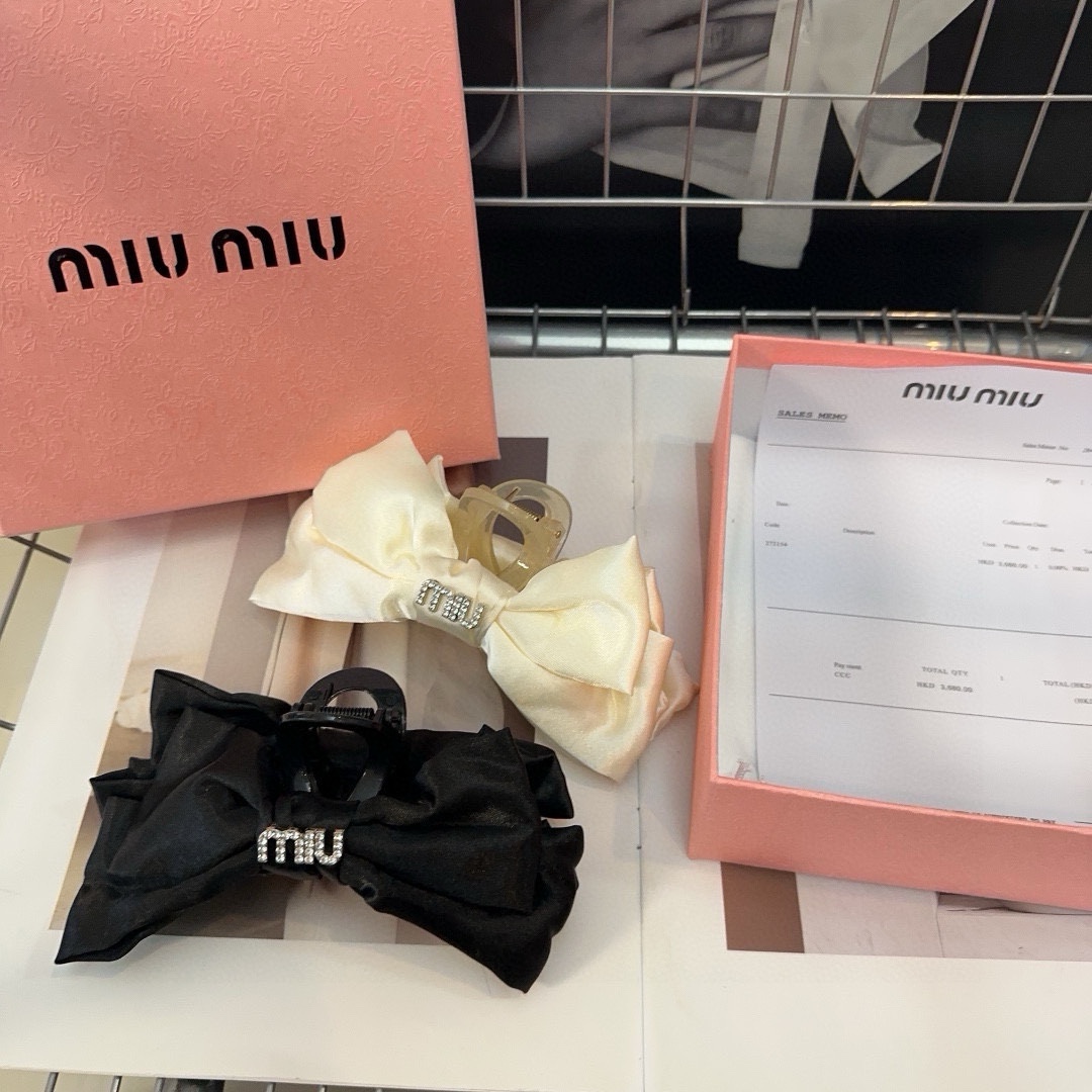 miumiu新款字母抓夹简单优雅实用百搭淑女范十足小仙女必备