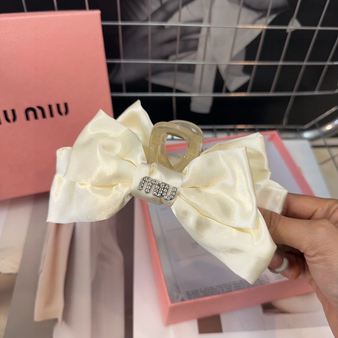 miumiu新款字母抓夹简单优雅实用百搭淑女范十足小仙女必备