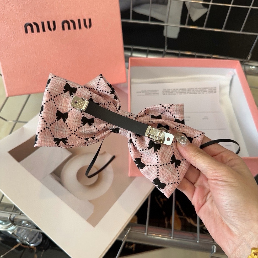 miumiu新款鸭嘴顶夹简单优雅实用百搭值得入手！超级好看