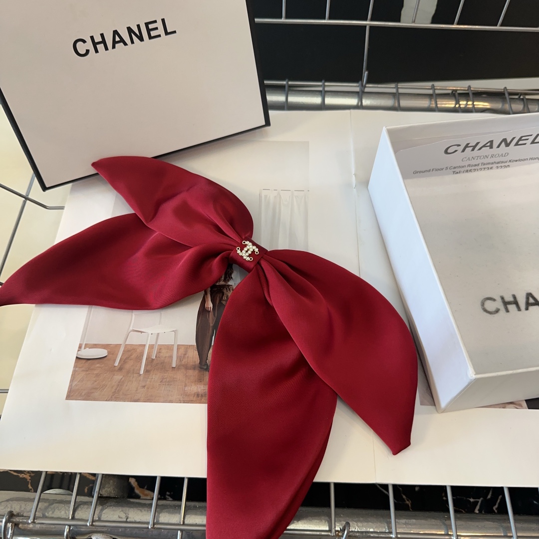 NO:283575,P with packaging box Chanel's latest small fragrance spring clip, super beautiful!  A very famous lady style, a must-have for a little fairy... Hairpins, hairpins, chanel, chanel, hairpins19860909P 配包装盒 Chanel (香奈儿)最新款小香弹簧夹,超级好看！名媛范儿十足,小仙女必备…发夹,发夹,chanel,chanel,hairpins,accessory