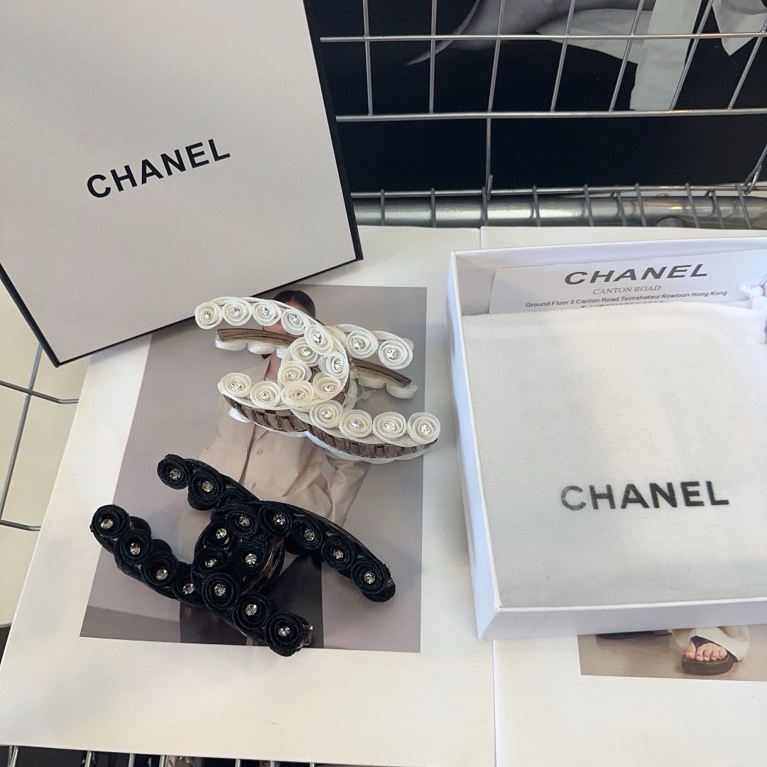 NO:283596,P with packaging box Chanel's latest small fragrance rose grab clip, super beautiful!  A very famous lady style, a must-have for a little fairy... Hairpins, hairpins, chanel, chanel, hairpins19860909P 配包装盒 Chanel (香奈儿)最新款小香玫瑰花抓夹,超级好看！名媛范儿十足,小仙女必备…发夹,发夹,chanel,chanel,hairpins,accessory
