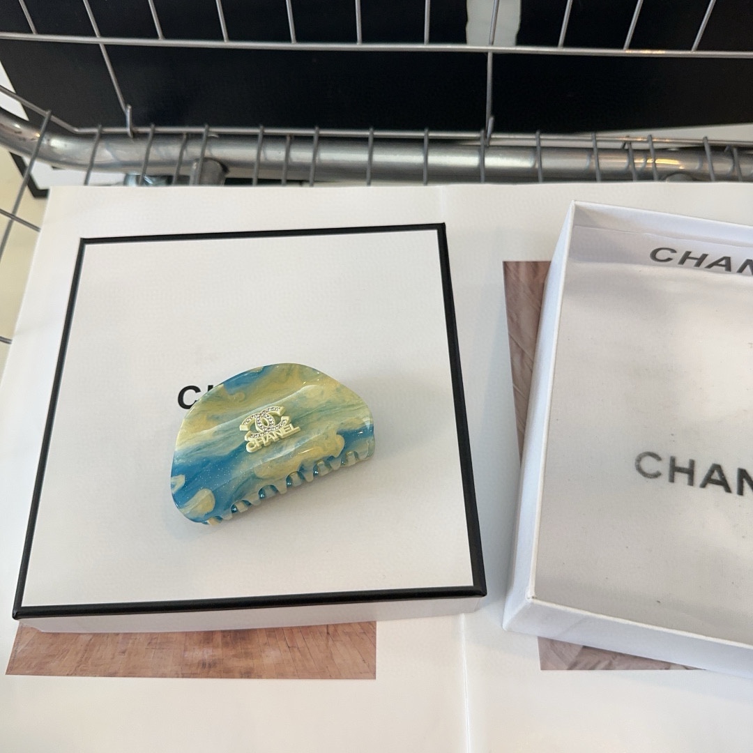 NO:283602,P with packaging box Chanel's latest small fragrance clip, super beautiful!  Simple and practical, a must-have for little fairies... Hairpins, hairpins, chanel, chanel, hairpins19860909P 配包装盒 Chanel (香奈儿)最新款小香抓夹,超级好看！简单实用,小仙女必备…发夹,发夹,chanel,chanel,hairpins,accessory