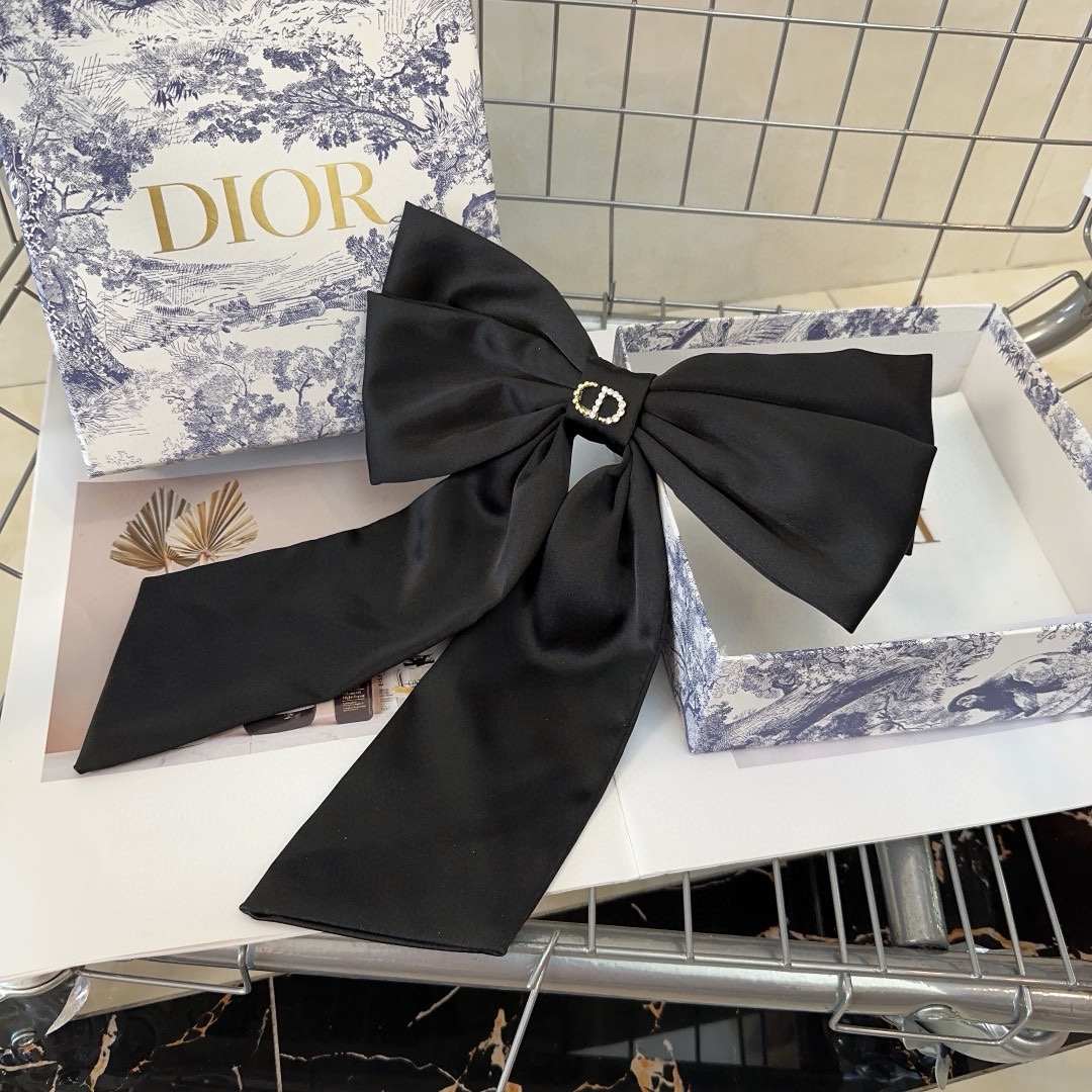 NO:283604,P package box Dior (Dior) new D home spring clip Big bow top clip, simple and versatile, fashion items Must-have hairpins, hairpins, dior, dior, dior, hairpins19860909P 配包装盒 Dior（迪奥）新款D家弹簧夹 大蝴蝶结顶夹,简单又百搭,时尚单品 小姐姐必备发夹,发夹,dior,dior,dior,hairpins,accessory