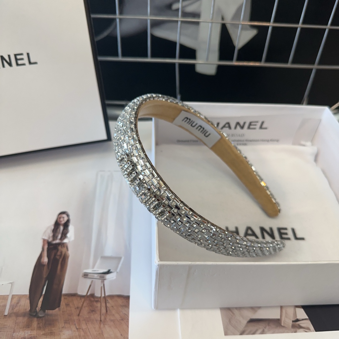 NO:283367,P packing box miumiu new letter headband, full diamond series, simple and elegant, practical and versatile, the little fairy is worth buying!  hairpins, hairpins, miumiu, hairpins19860909P 配包装盒 miumiu新款字母发箍,满钻系列,简单优雅,实用百搭,小仙女值得入手！发夹,发夹,miumiu,hairpins,accessory
