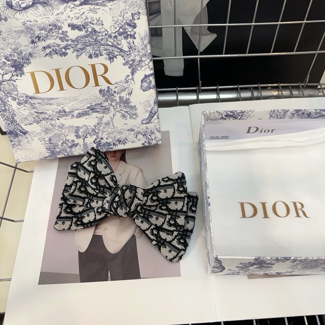 NO:283389,With packaging box Dior new letter spring clip, fashionable and versatile!  Simple and practical, essential hairpins, hairpins, dior, dior, hairpins19860909配包装盒 Dior（迪奥）新款字母弹簧夹,时尚百搭！简单实用 小姐姐必备发夹,发夹,dior,dior,hairpins,accessory