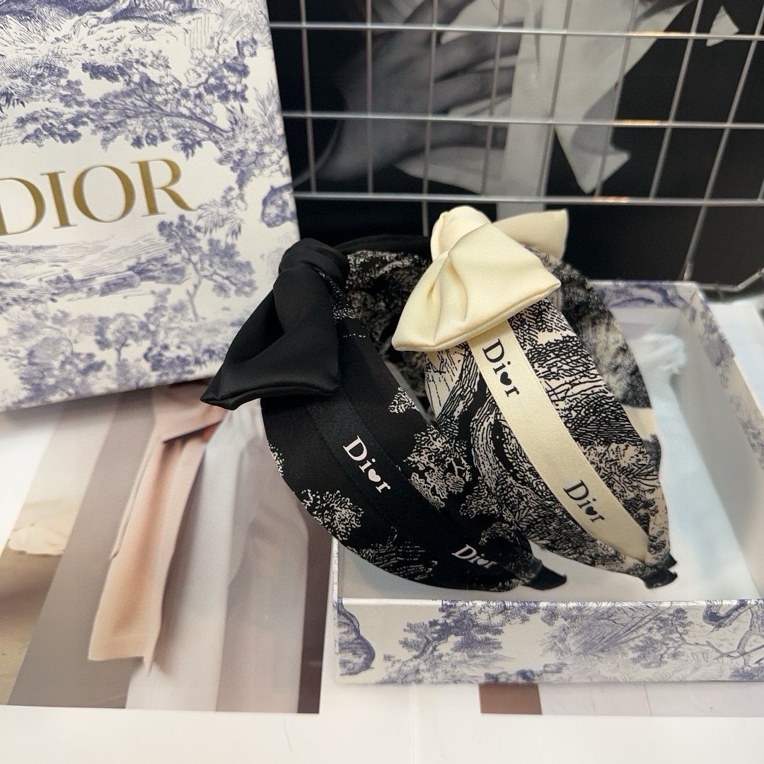 NO:283406,With packaging box Dior's latest D-home headband, fashionable and versatile!  Simple and practical, super good looking!  A must-have hairpins, hairpins, dior, dior, dior, hairpins19860909配包装盒 Dior（迪奥）最新款D家发箍,时尚百搭！简单实用 超级好看！小姐姐必备发夹,发夹,dior,dior,dior,hairpins,accessory