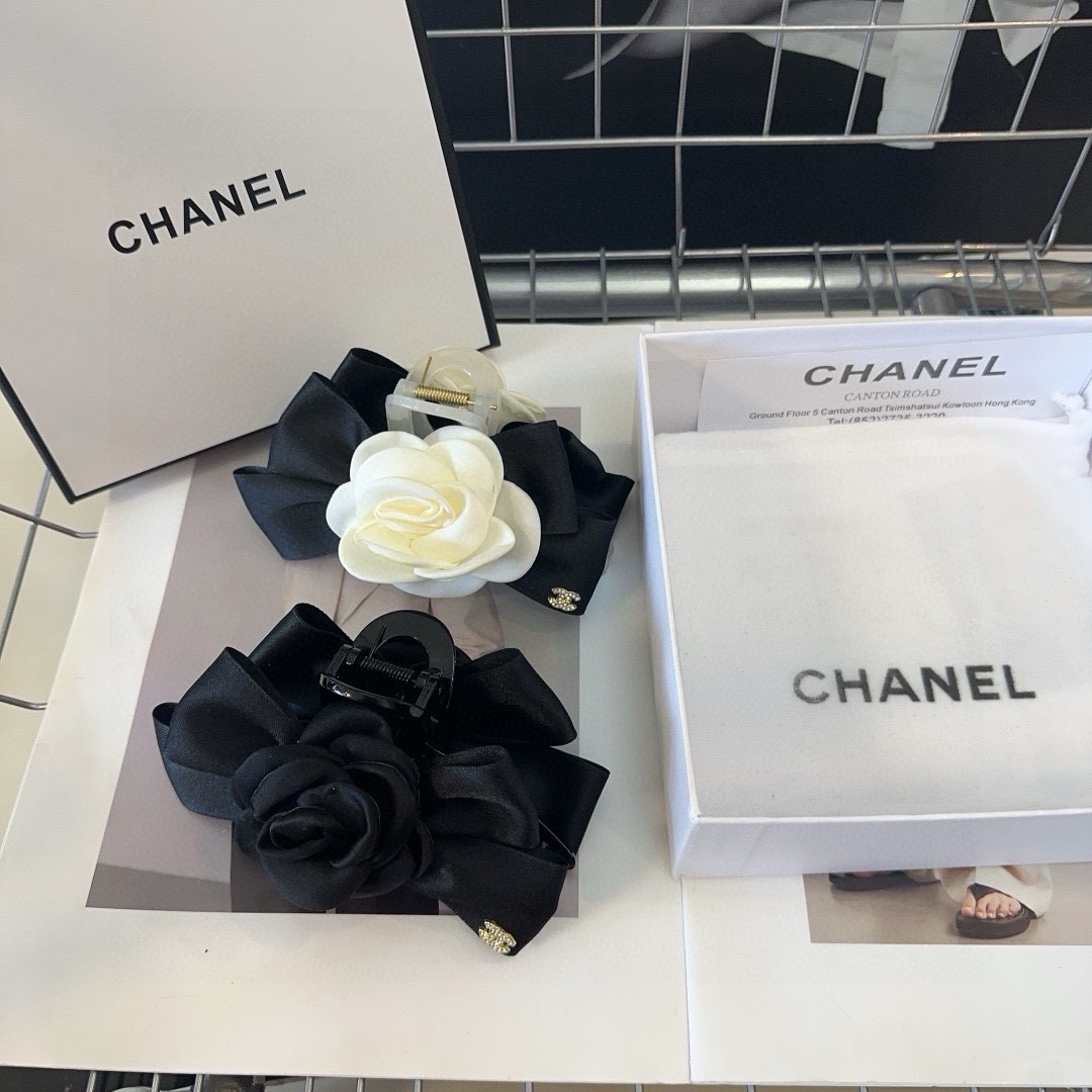 NO:283409,P with packaging box Chanel's latest style of small fragrant camellia clip, super beautiful!  A very famous lady style, a must-have for a little fairy... Hairpins, hairpins, chanel, chanel, hairpins19860909P 配包装盒 Chanel (香奈儿)最新款小香山茶花抓夹,超级好看！名媛范儿十足,小仙女必备…发夹,发夹,chanel,chanel,hairpins,accessory