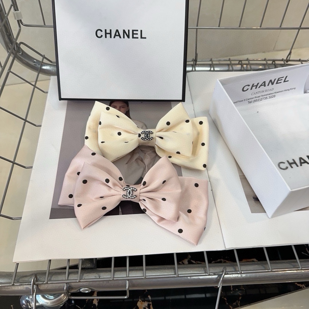 NO:283543,P with packaging box Chanel (Chanel) latest small-scent hot spring hairpin, super beautiful!  A very famous lady style, a must-have for a little fairy... Hairpins, hairpins, chanel, chanel, hairpins19860909P 配包装盒 Chanel (香奈儿)最新款小香爆款弹簧发夹,超级好看！名媛范儿十足,小仙女必备…发夹,发夹,chanel,chanel,hairpins,accessory
