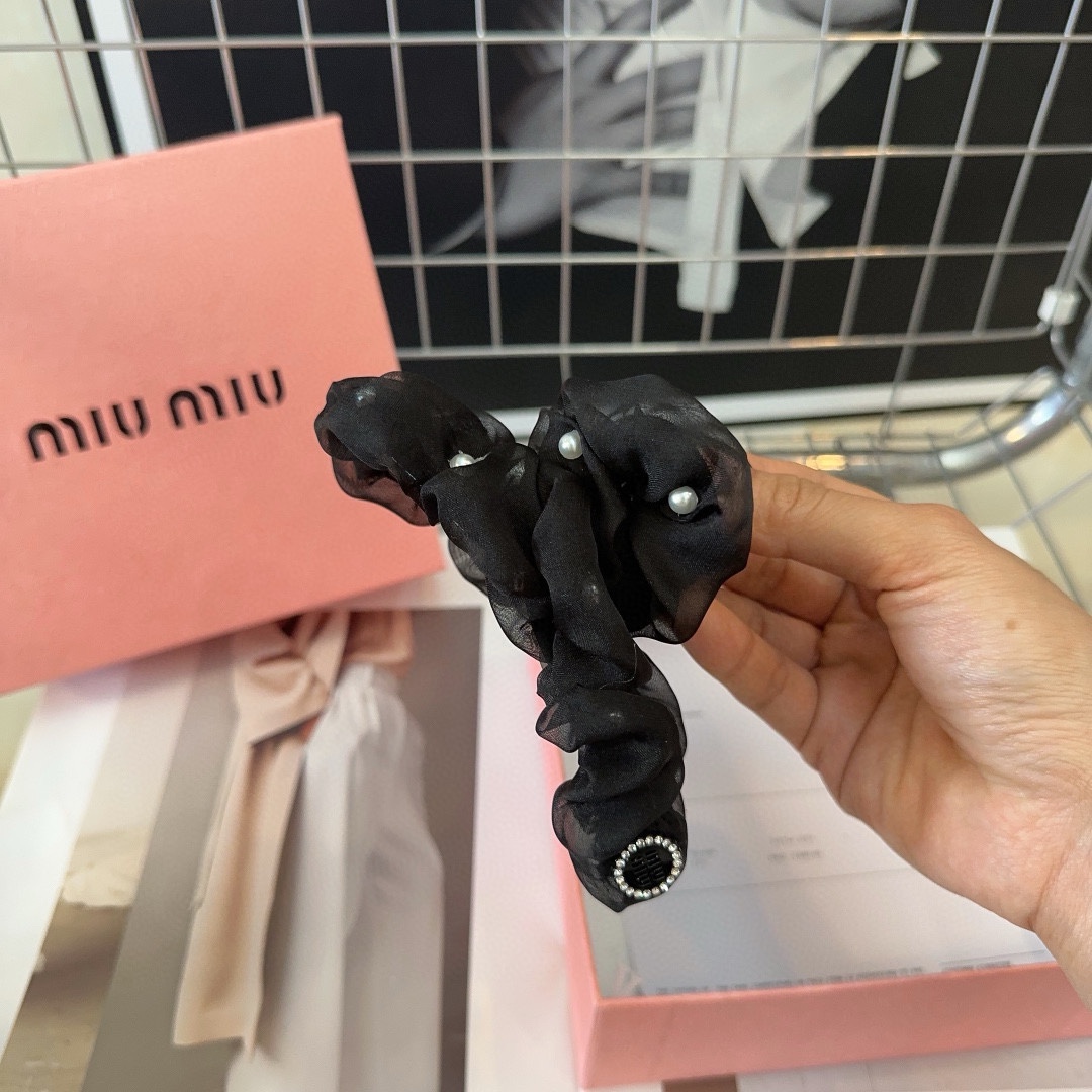 miumiu新款字母抓夹简单优雅实用百搭值得入手！