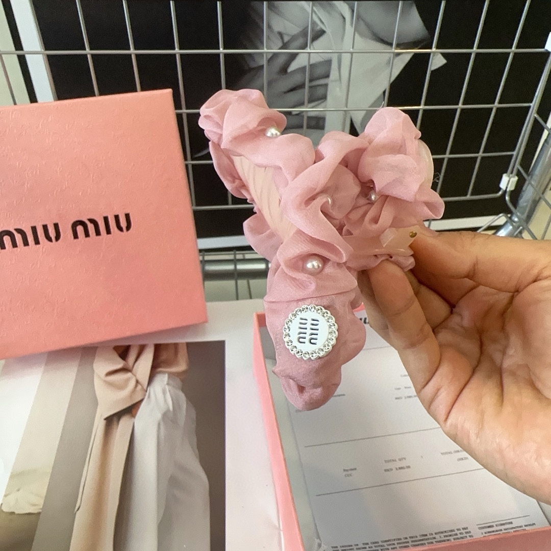 miumiu新款字母抓夹简单优雅实用百搭值得入手！