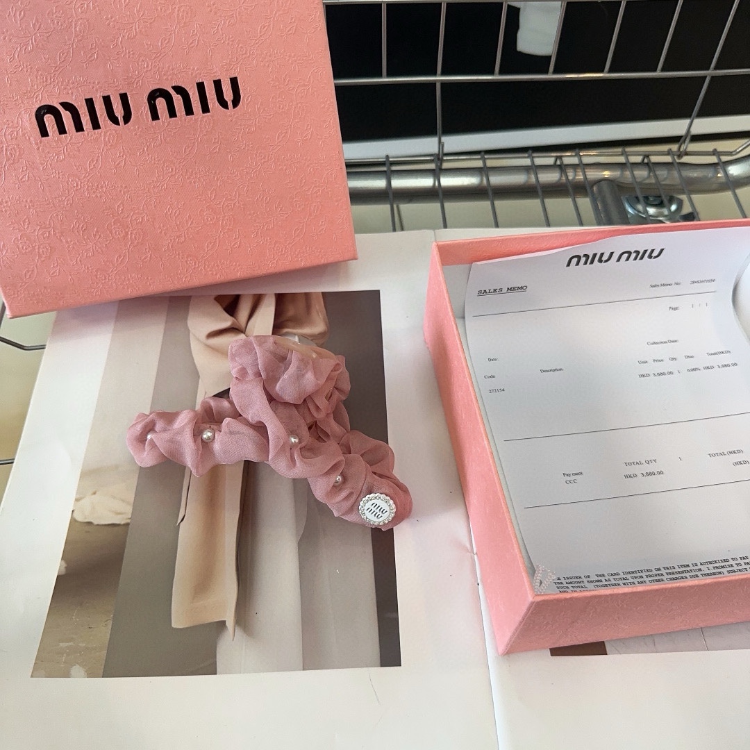 miumiu新款字母抓夹简单优雅实用百搭值得入手！