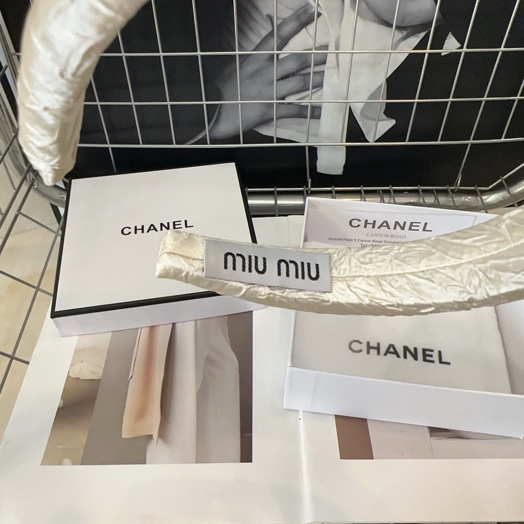 miumiu新款字母发箍简单优雅实用百搭值得入手！黑白两色