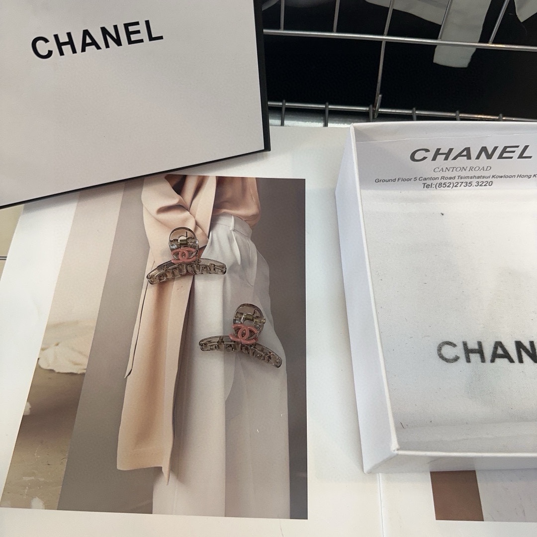 NO:283779,P with packaging box (one pair) Chanel (Chanel) latest small fragrance small edge clip bang clip, fashion trend, a must-have for little fairies... Hairpins, hairpins, chanel, chanel, hairpins19860909P 配包装盒（一对） Chanel (香奈儿)最新款小香小边夹刘海夹,时尚潮流,小仙女必备…发夹,发夹,chanel,chanel,hairpins,accessory