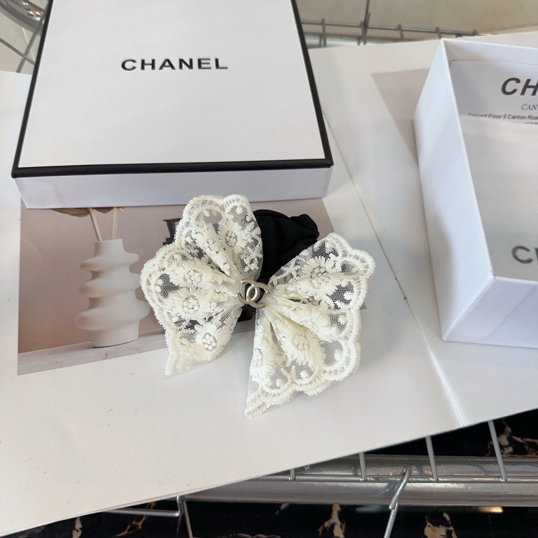 NO:283784,P with packaging box Chanel (Chanel) latest small fragrant lace small flower hair ring, super beautiful!  A very famous lady style, a must-have for a little fairy... Hairpins, hairpins, chanel, chanel, hairpins19860909P 配包装盒 Chanel (香奈儿)最新款小香蕾丝小花朵发圈,超级好看！名媛范儿十足,小仙女必备…发夹,发夹,chanel,chanel,hairpins,accessory