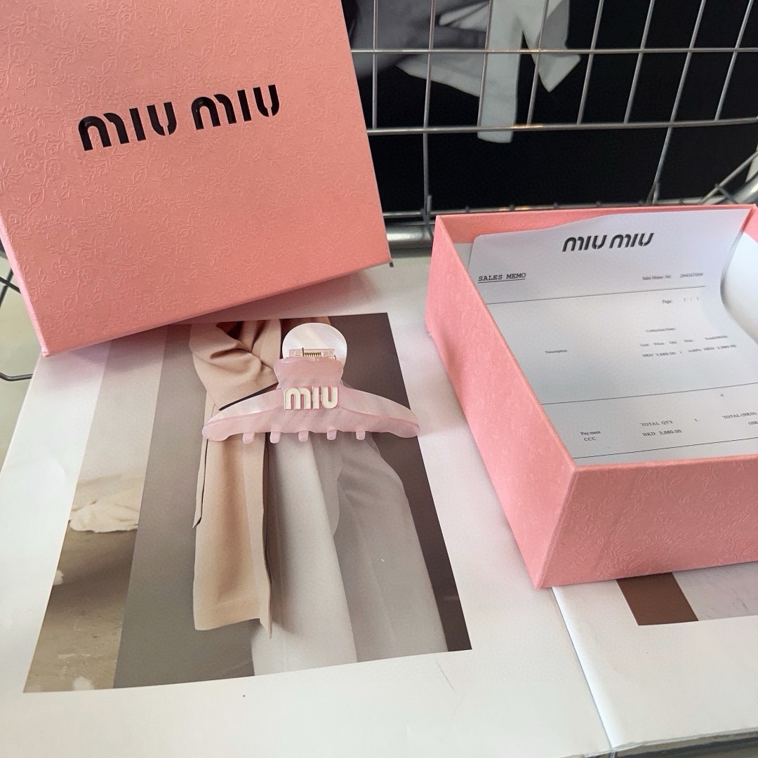 miumiu新款字母抓夹简单优雅实用百搭值得入手！手人必备