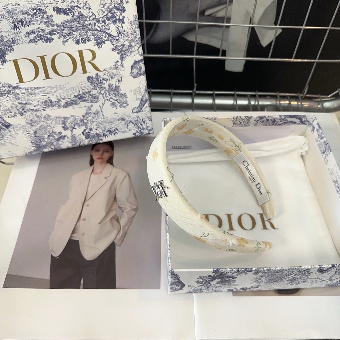 NO:283771,With packaging box Dior's new small flower headband, summer fresh series, fashionable and versatile!  Simple and practical, essential hairpins, hairpins, dior, dior, hairpins19860909配包装盒 Dior（迪奥）新款小花朵发箍,夏日小清新系列,时尚百搭！简单实用 小姐姐必备发夹,发夹,dior,dior,hairpins,accessory