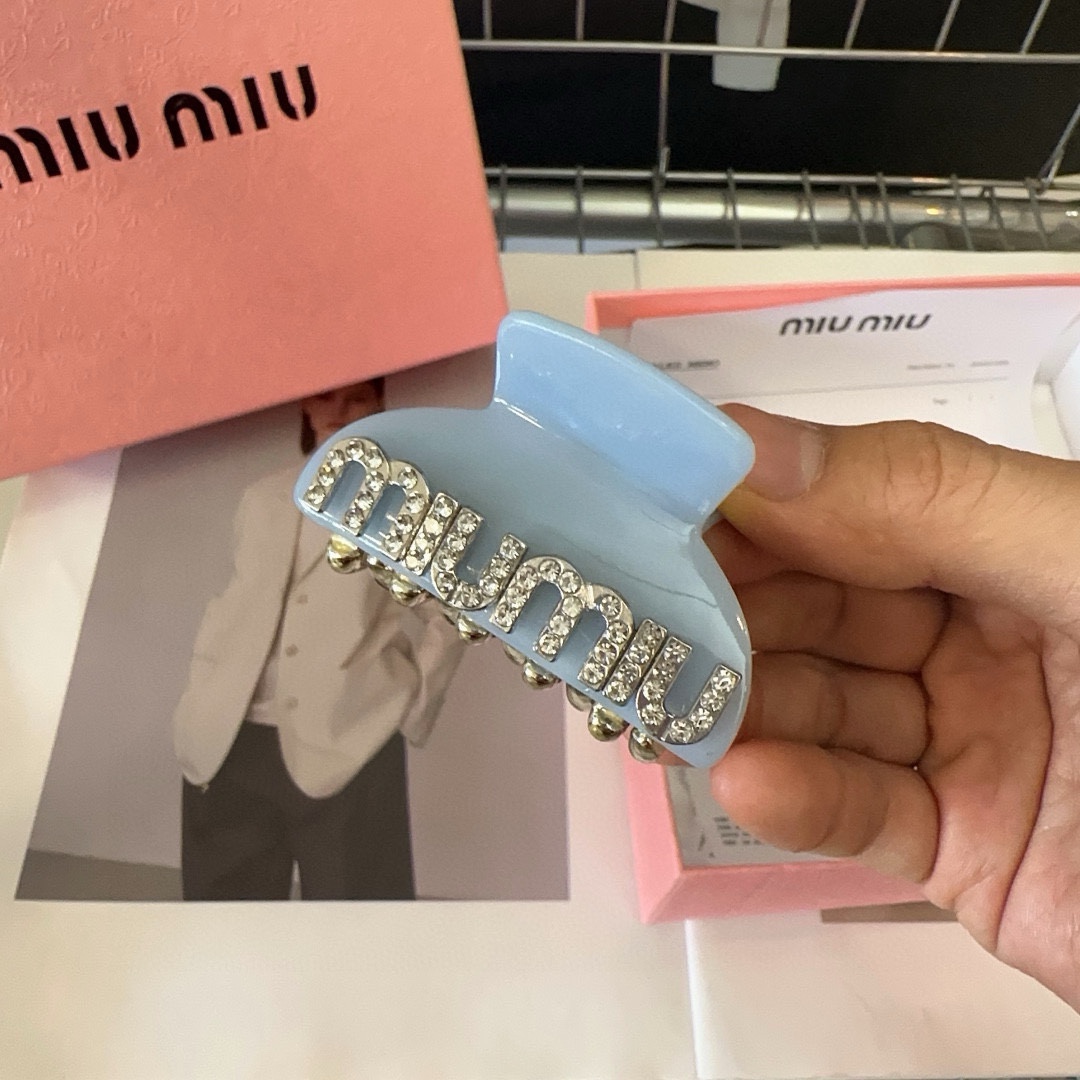 miumiu新款字母小抓夹网红爆款！简单优雅实用百搭值得入手！