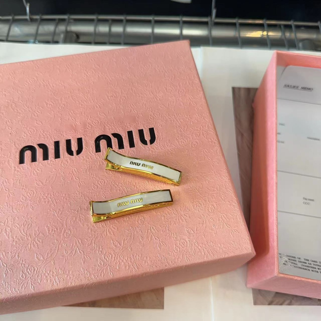NO:283812,P with packaging box (one pair) miumiu small edge clip bang clip simple and elegant super good looking, definitely worth buying hairpins, hairpins, miumiu, hairpins19860909P 配包装盒（一对） miumiu小边夹刘海夹 简单优雅 超级好看,绝对值得入手发夹,发夹,miumiu,hairpins,accessory