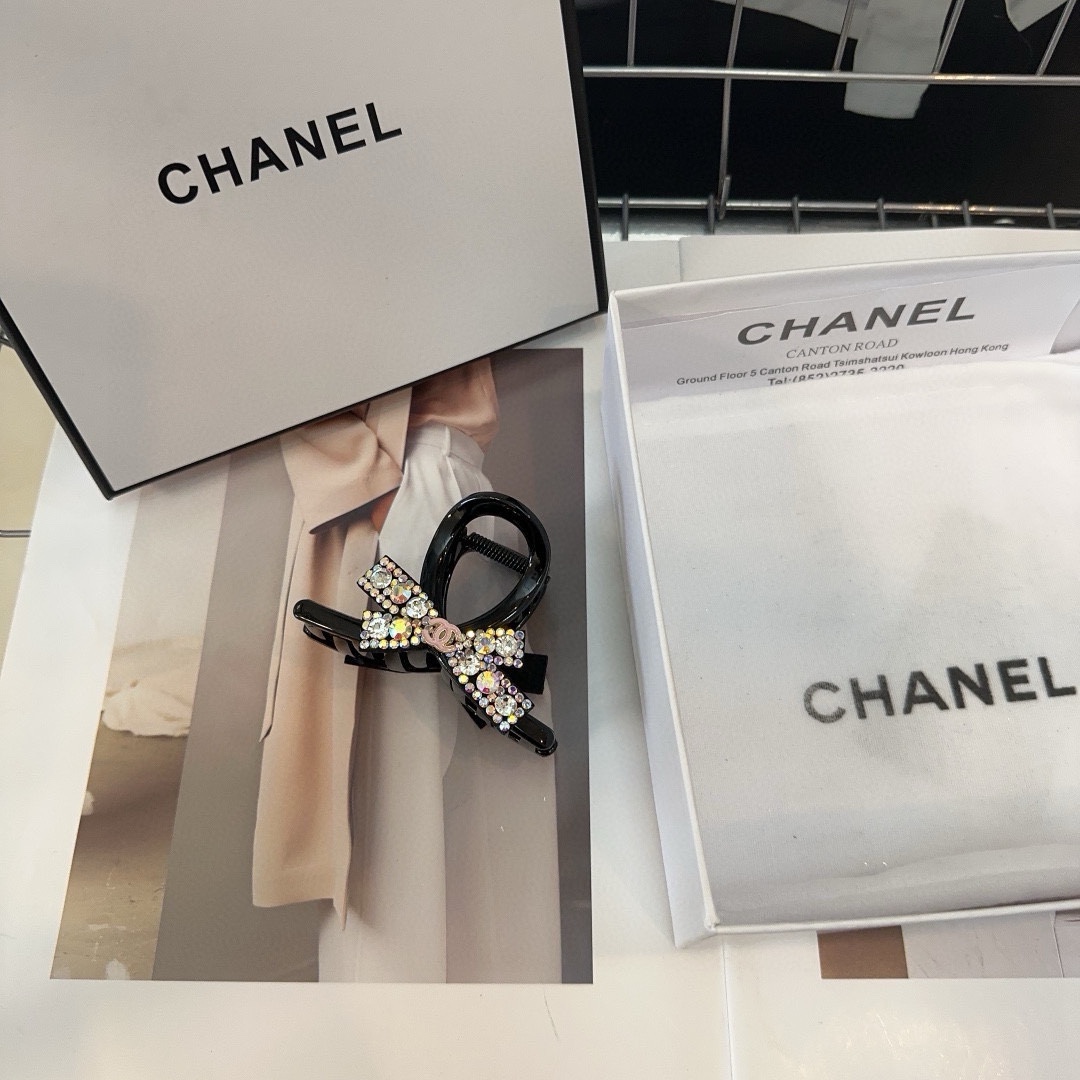 NO:283820,P with packaging box Chanel (Chanel) latest small-scented clip, super beautiful!  A very famous lady style, a must-have for a little fairy... Hairpins, hairpins, chanel, chanel, hairpins19860909P 配包装盒 Chanel (香奈儿)最新款小香爆款抓夹,超级好看！名媛范儿十足,小仙女必备…发夹,发夹,chanel,chanel,hairpins,accessory