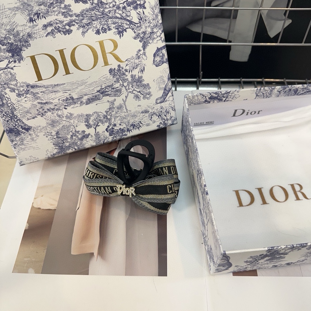 NO:283799,With packaging box Dior's new D-home clip, fashionable and versatile, simple and practical, super good-looking!  A must-have hairpins, hairpins, dior, dior, dior, hairpins19860909配包装盒 Dior（迪奥）新款D家抓夹,时尚百搭,简单实用 超级好看！小姐姐必备发夹,发夹,dior,dior,dior,hairpins,accessory