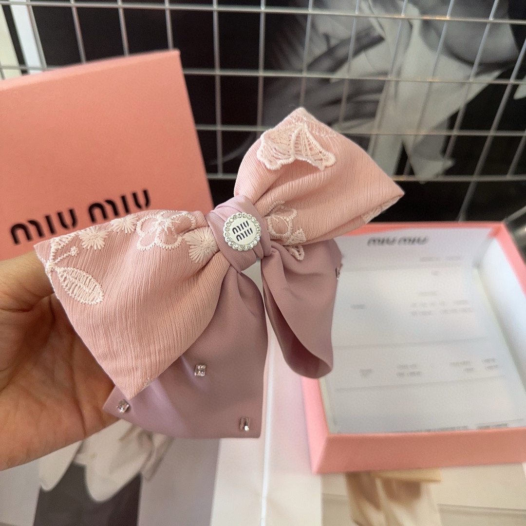 miumiu新款弹簧顶夹简单优雅实用百搭小仙女值得入手！