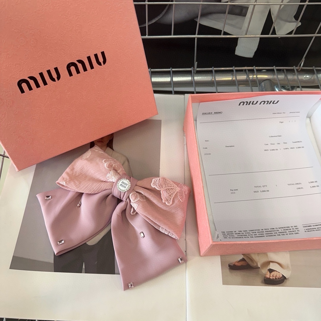 miumiu新款弹簧顶夹简单优雅实用百搭小仙女值得入手！