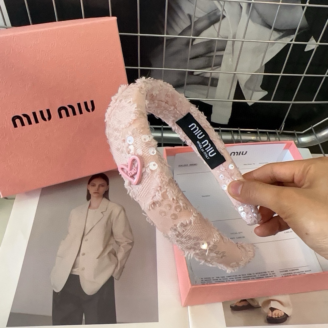 miumiu新款字母发箍简单优雅实用百搭值得入手！