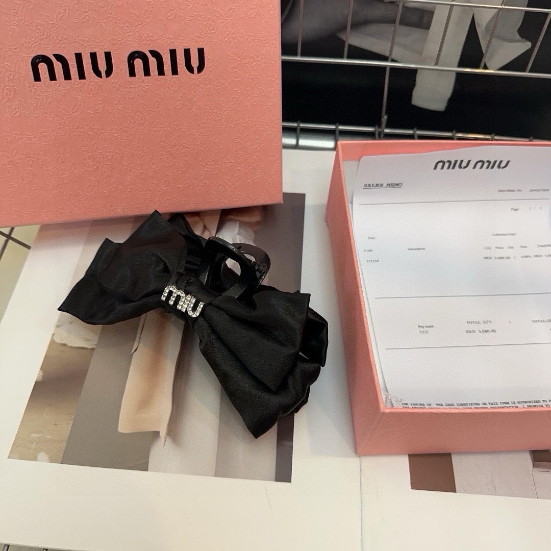 miumiu新款字母抓夹简单优雅实用百搭淑女范十足小仙女必备