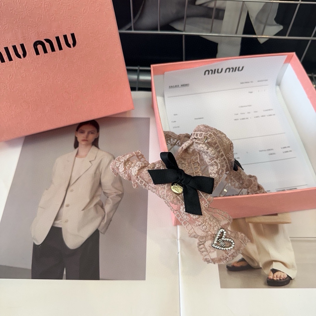 miumiu新款爱心字母抓夹简单优雅实用百搭值得入手！