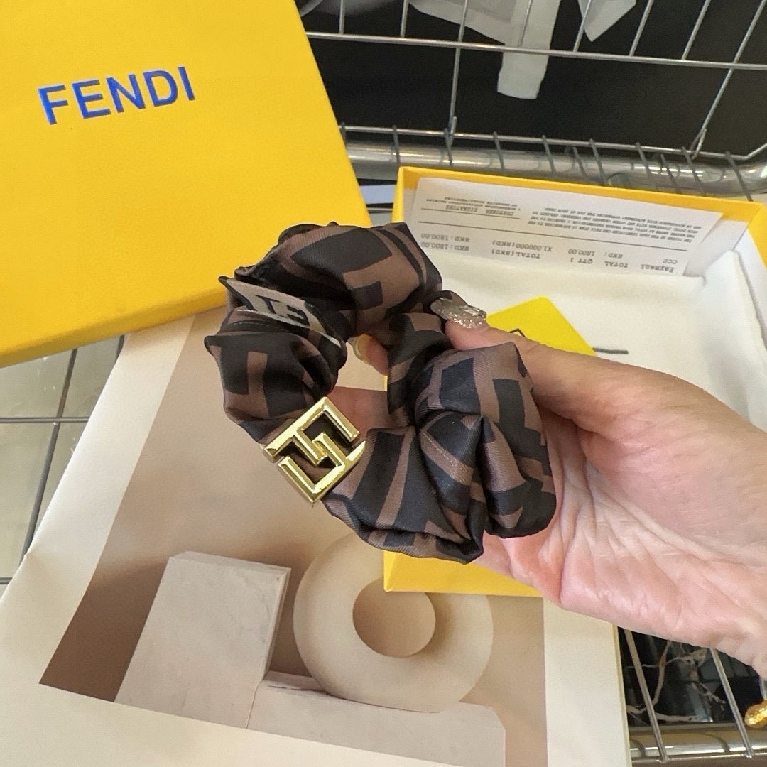 FENDI芬迪新款F发圈复古气质美简约百搭面料超级舒服！小姐姐闭眼入