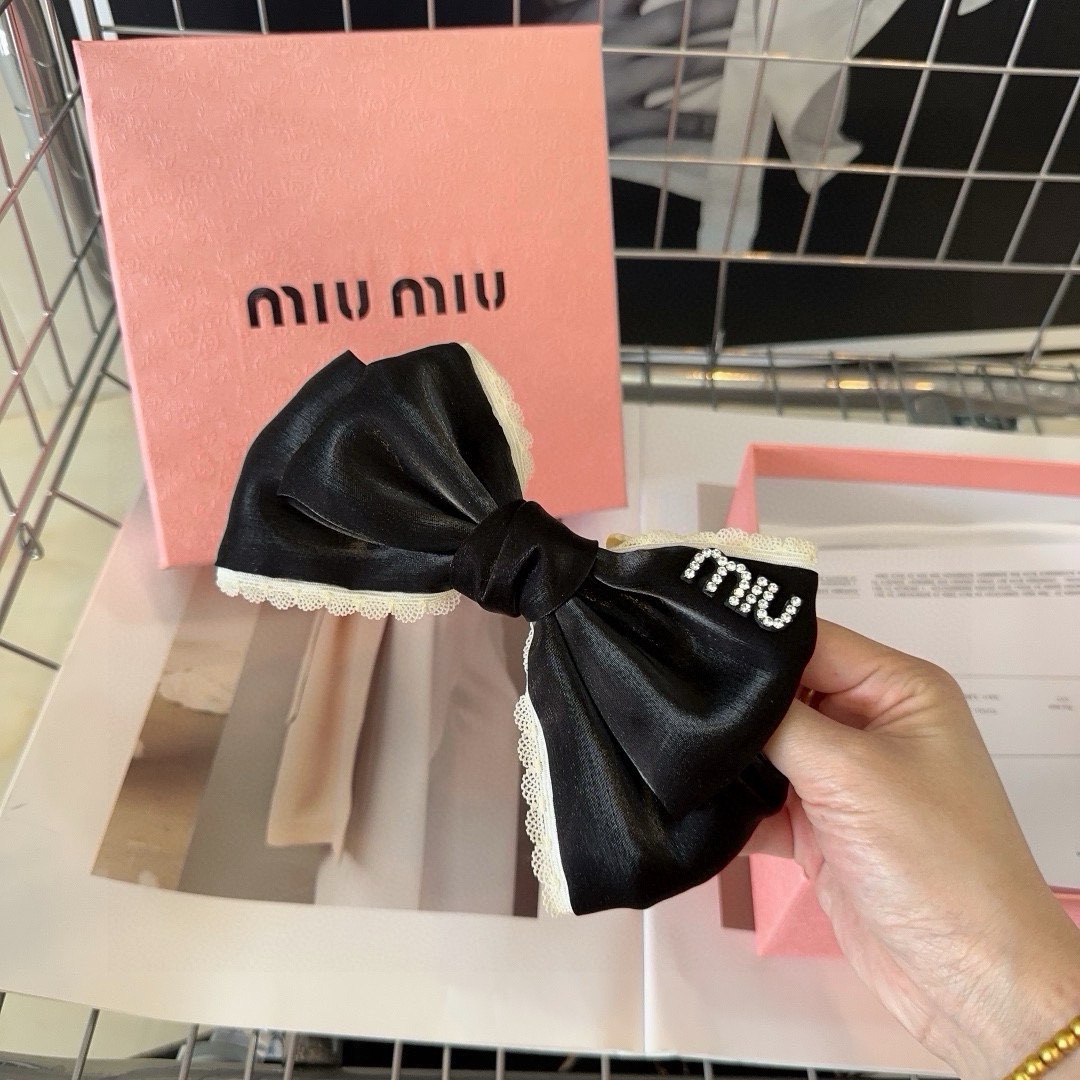 miumiu新款弹簧顶夹简单优雅名媛范十足非常值得入手！